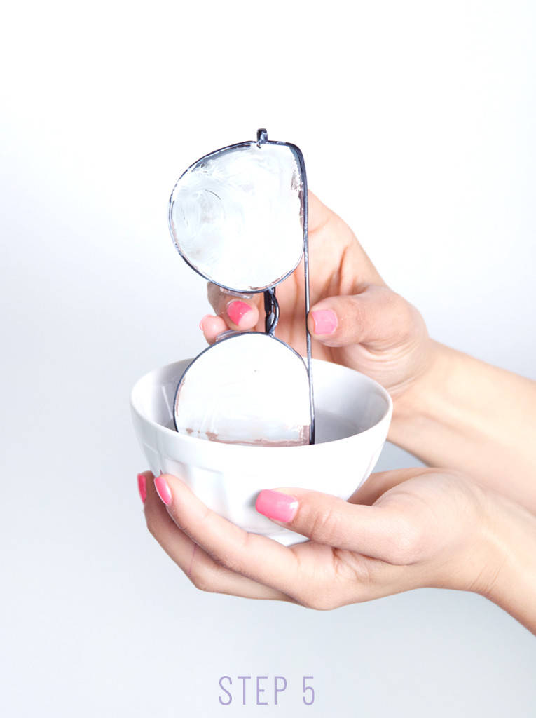 6 Trik Menghilangkan Goresan di Kacamata Anda