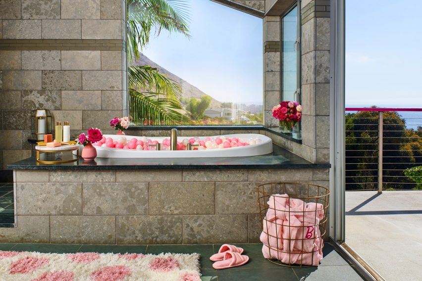 Rumah Barbie di Pantai Malibu Disewakan Rp844 Ribu