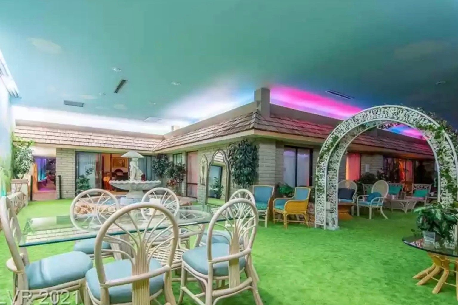 Tertanam di Bawah Tanah, Rumah Ini Punya Kolam Renang hingga Jacuzzi