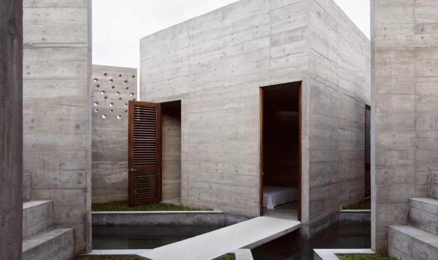Rumah Beton yang Menyerupai Benteng