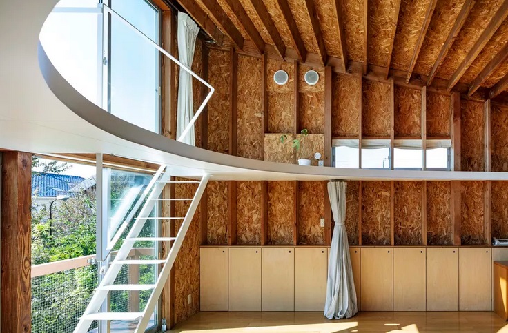 Desain Rumah Unik dengan Lubang di Ruang Tamu