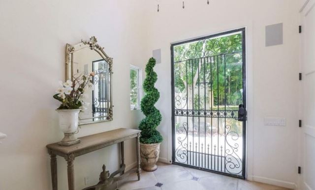 Camila Cabello Beli Vila Mewah Bergaya Mediterania