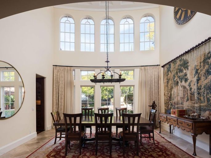 Charlie Sheen Jual Rugi Rumah Mewahnya Rp90,1 Miliar