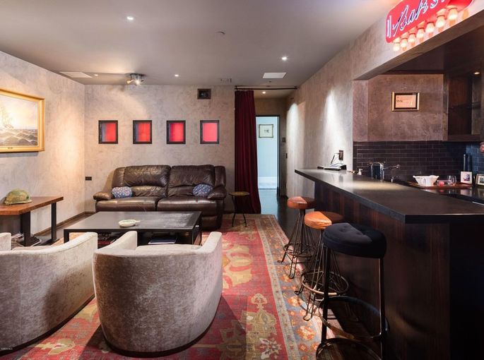 Charlie Sheen Jual Rugi Rumah Mewahnya Rp90,1 Miliar
