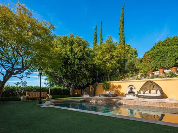 Charlie Sheen Jual Rugi Rumah Mewahnya Rp90,1 Miliar
