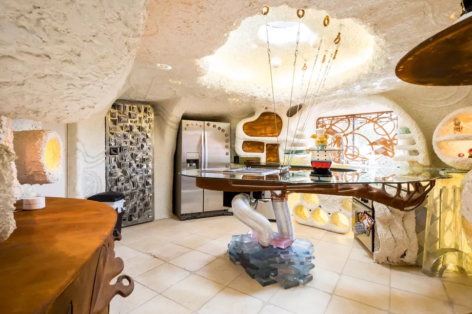 Flintstone House, Hunian Zaman Batu yang Mencolok