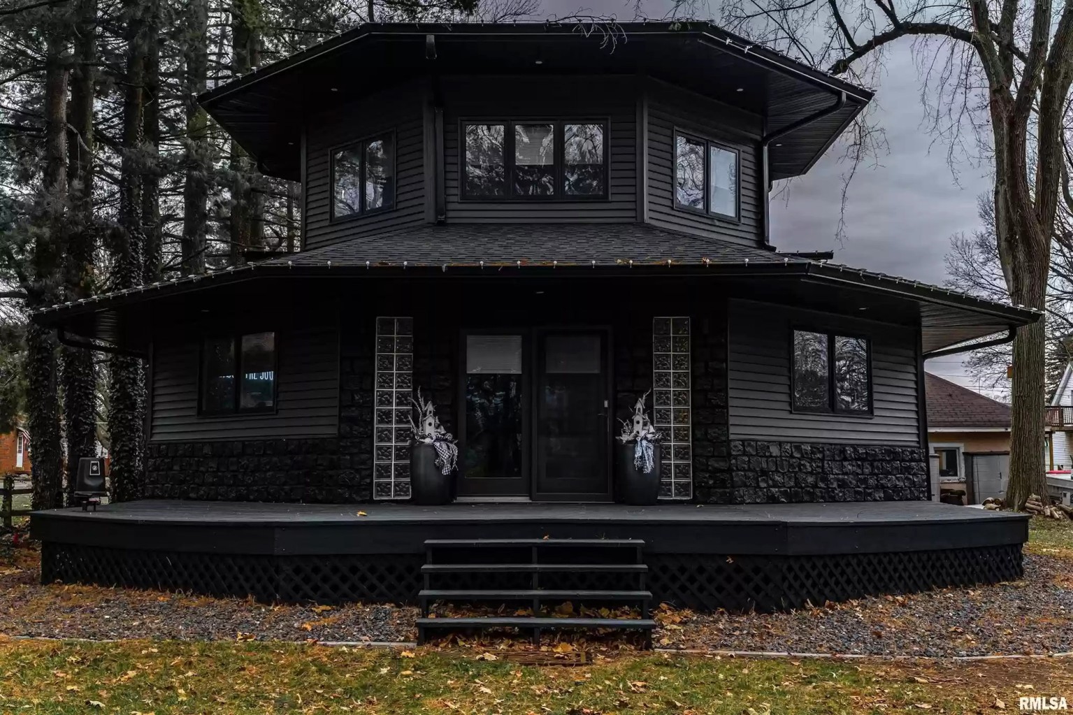 Sempat Viral, Hunian Serba Hitam Ini Dijuluki Rumah Gothic dan Dirancang Voldermort