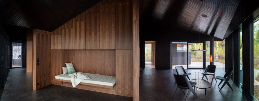 Hunian Hitam dengan Sauna di Antara Hutan Cemara