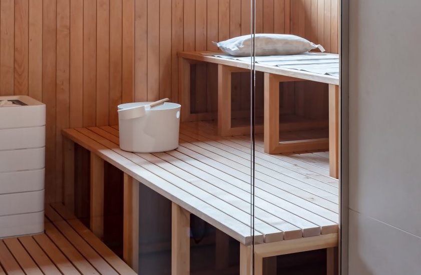Hunian Hitam dengan Sauna di Antara Hutan Cemara