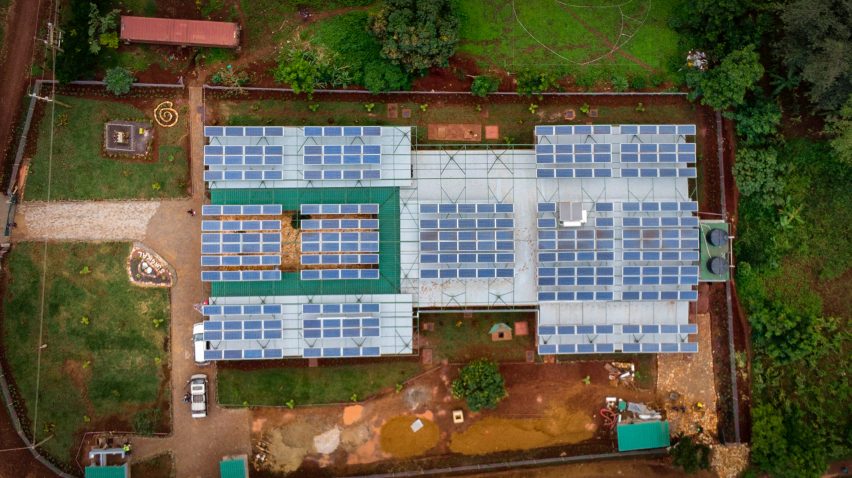 Rumah Sakit di Uganda Tampil Beda dengan Kanopi Panel Surya