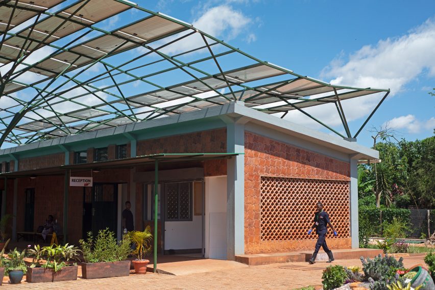 Rumah Sakit di Uganda Tampil Beda dengan Kanopi Panel Surya