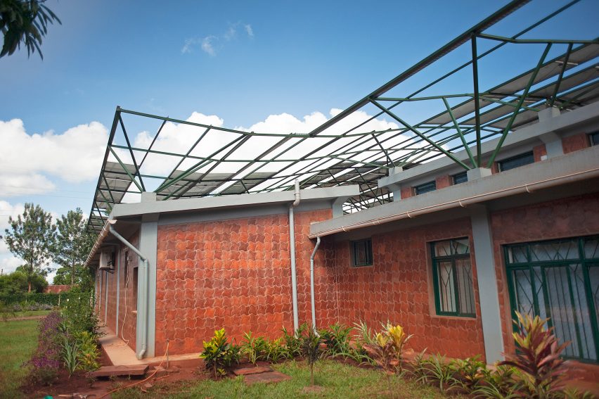 Rumah Sakit di Uganda Tampil Beda dengan Kanopi Panel Surya