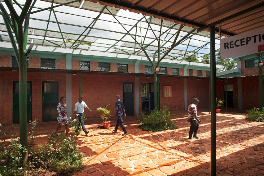Rumah Sakit di Uganda Tampil Beda dengan Kanopi Panel Surya