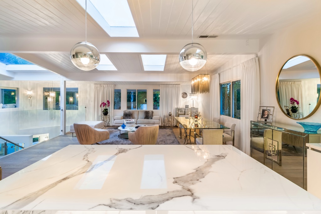 Rumah Ini Pernah Disewa Anne Hathaway hingga Rihanna