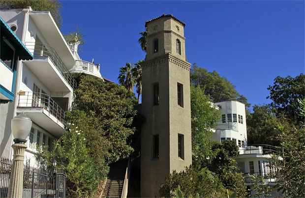 High Tower Court, Kompleks Hunian Eksklusif di Los Angeles