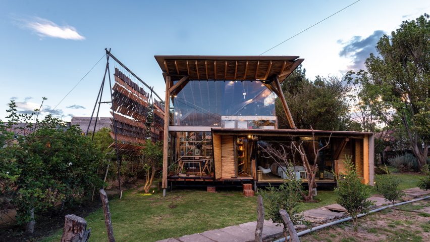 House of Flying Tiles, Rumah Abstrak dengan Gantungan Ubin