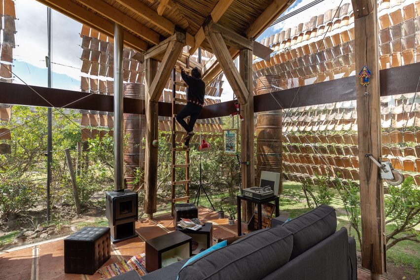 House of Flying Tiles, Rumah Abstrak dengan Gantungan Ubin