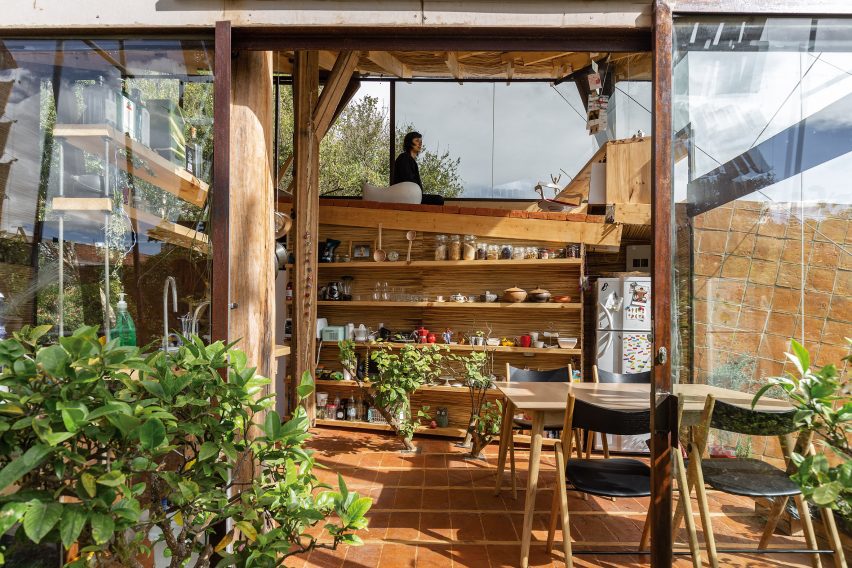 House of Flying Tiles, Rumah Abstrak dengan Gantungan Ubin