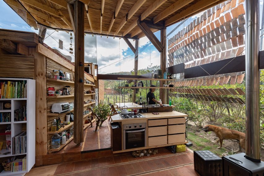 House of Flying Tiles, Rumah Abstrak dengan Gantungan Ubin