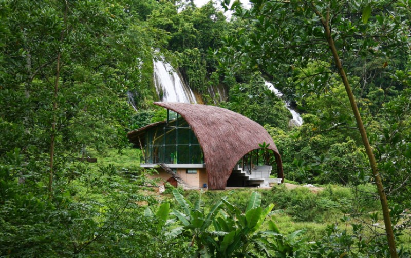 Rumah Komunitas Chieng Yen Terinspirasi Hiasan Kepala Etnik