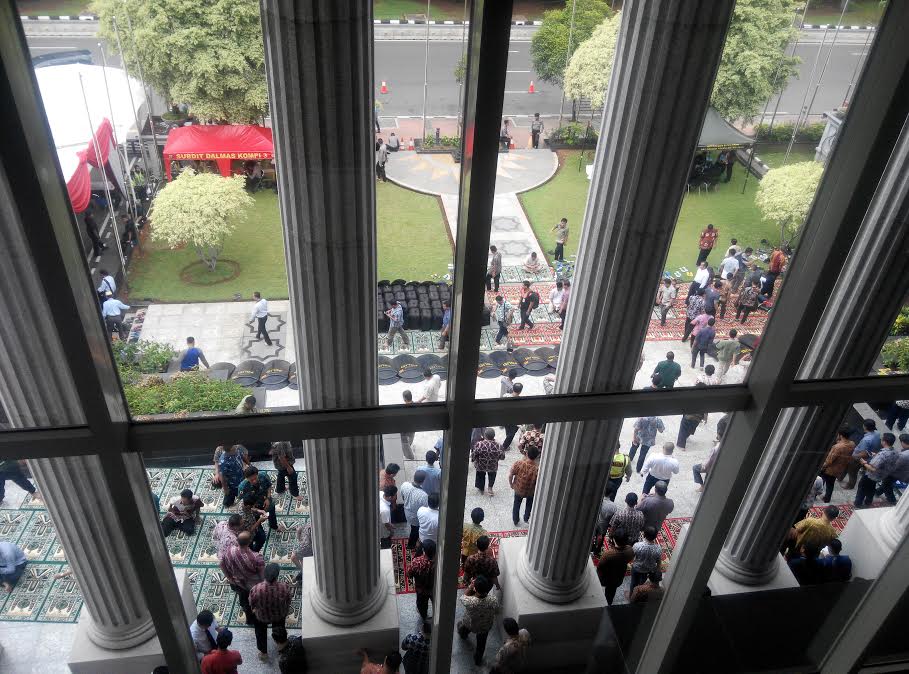 Jemaah di MK Gelar Salat Ghaib untuk KH Hasyim Muzadi