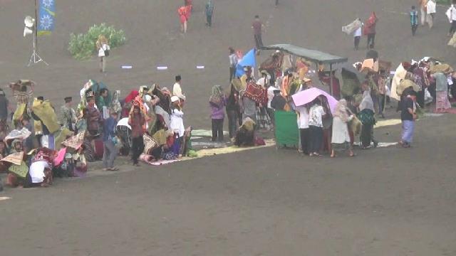 Sensasi Padang Pasir saat Salat di Pantai Parangtritis