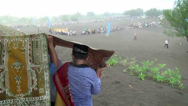 Sensasi Padang Pasir saat Salat di Pantai Parangtritis