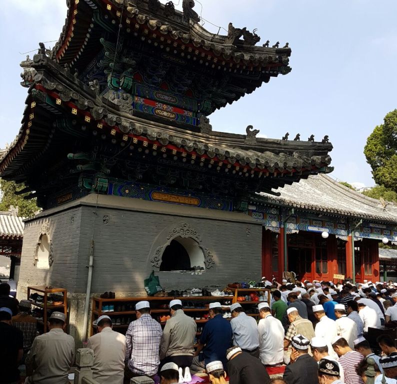 Ribuan Umat Muslim Tiongkok Salat Id di Masjid Niujie