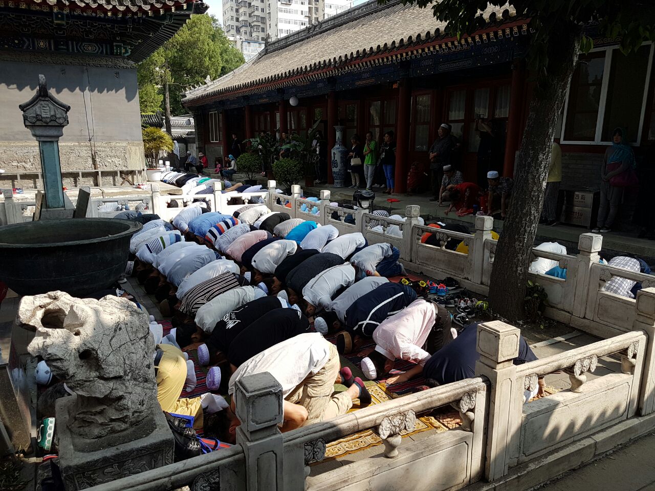 Ribuan Umat Muslim Tiongkok Salat Id di Masjid Niujie