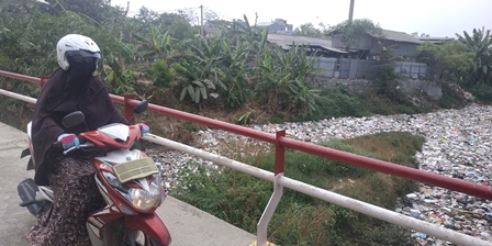 Kali Jambe Bekasi Tertutup Sampah Sepanjang 500 Meter