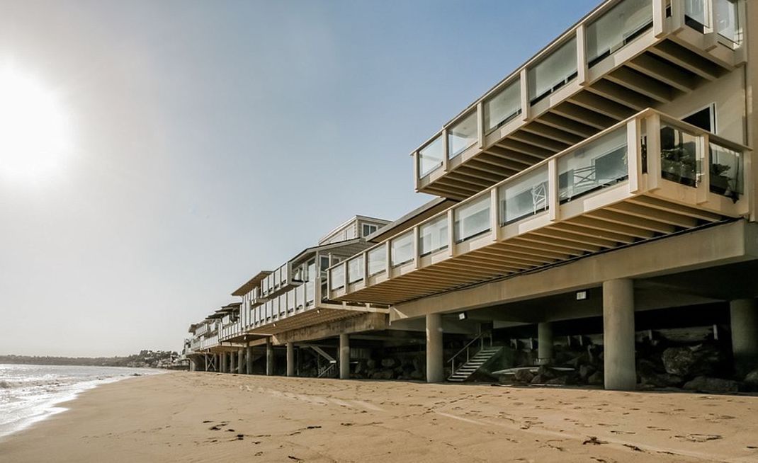 Punya 17 Properti, Sandra Bullock Borong Tiga Rumah Lain di Malibu