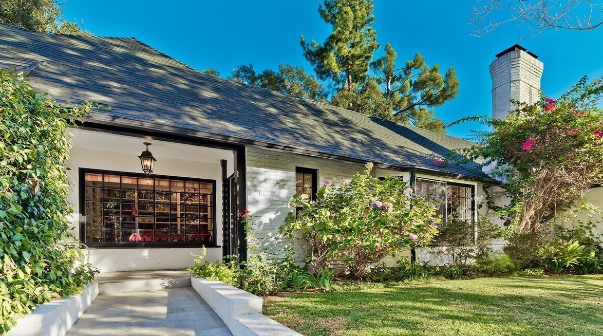 Punya 17 Properti, Sandra Bullock Borong Tiga Rumah Lain di Malibu