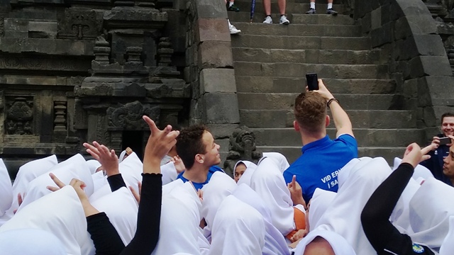 Puluhan Santri Berebut Foto dengan Pemain Islandia