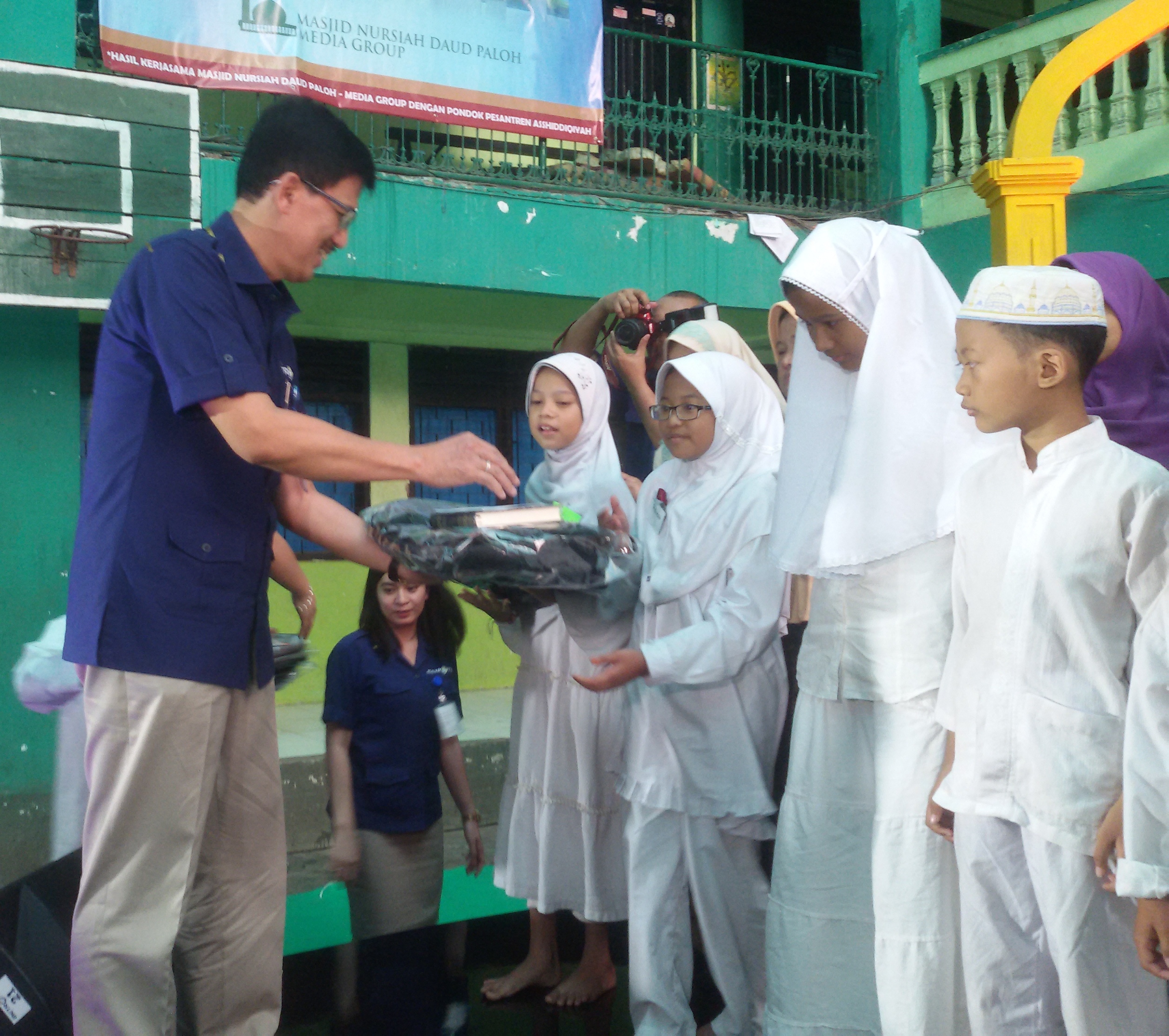 Media Group & APP Sinar Mas Santuni 1.000 Anak Yatim