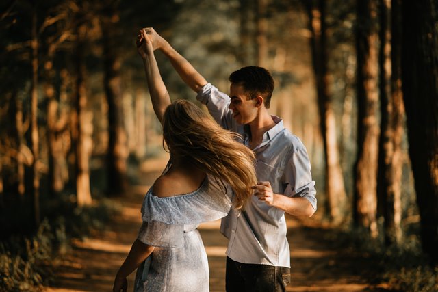 Pasangan Bahagia Bercinta Sekali per Pekan