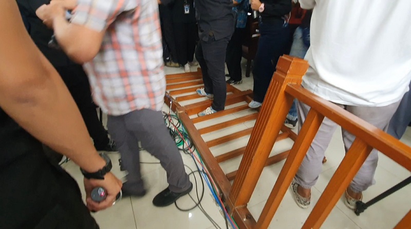 Ruang Sidang PN Jaksel Porak Poranda usai Bharada E Dijatuhkan Vonis 1 Tahun 6 Bulan Penjara
