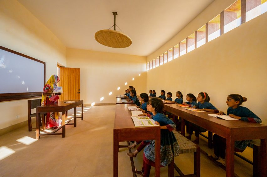 Desain Sekolah Khusus India dengan Simbol Feminisme