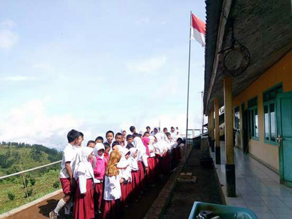 Perjuangan Guru di Negeri Atas Awan