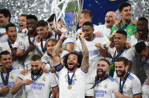 Selebrasi para pemain Real Madrid sebagai juara Liga Champions 2021--2022. (FRANCK FIFE / AFP)