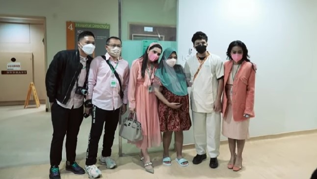 Keluarga menemani Aurel Hermansyah melahirkan. Youtube AH