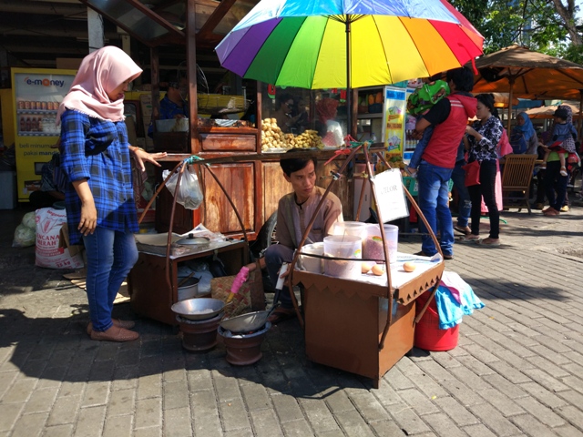 Omzet Pedagang Kaki Lima Melonjak Saat Libur Lebaran Medcom Id