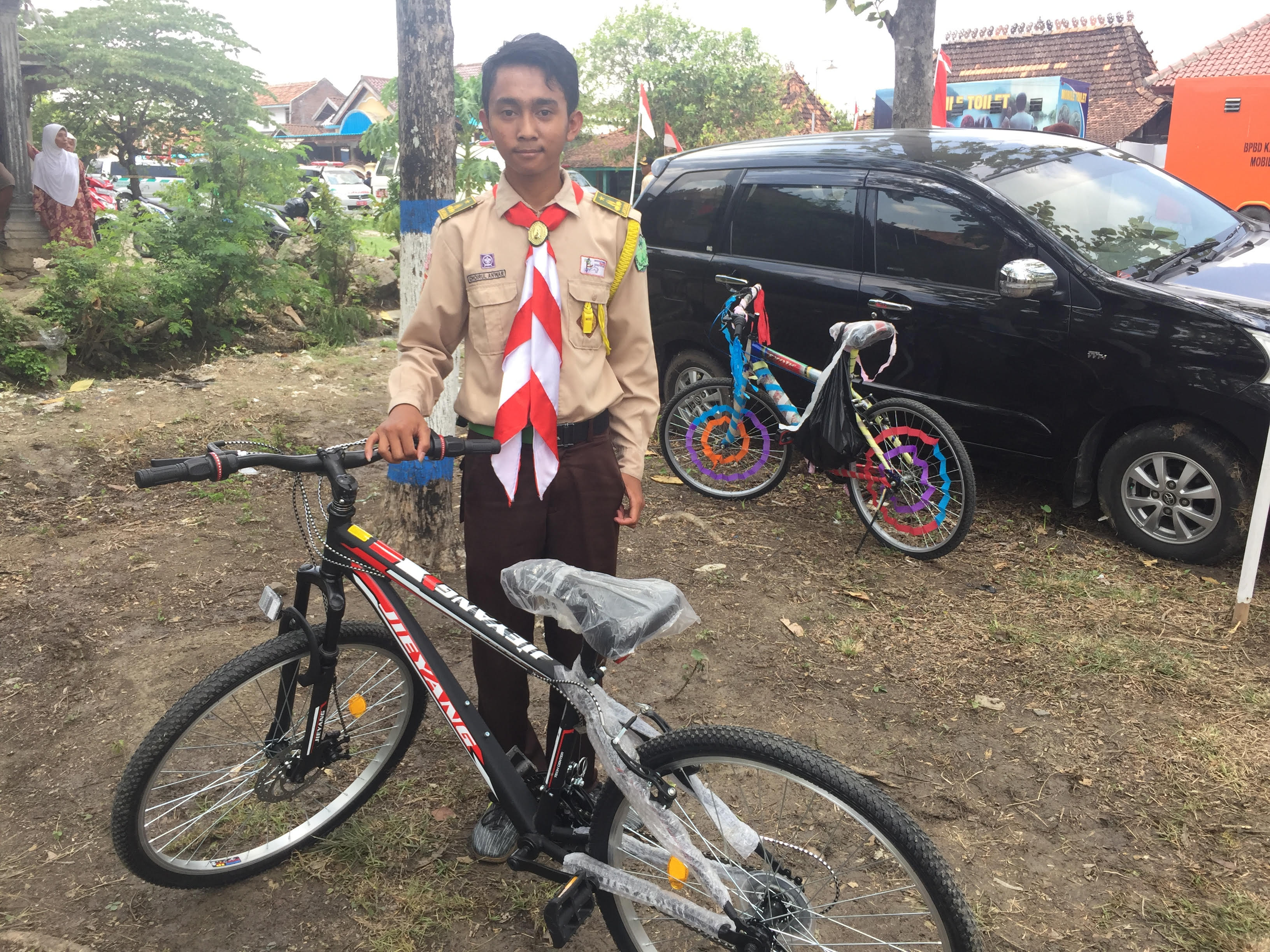 Bagi-Bagi Sepeda, Menkes Diserbu Warga