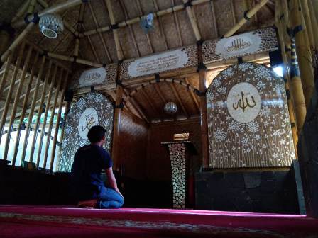 Kesejukan Masjid Bambu di Tengah Kota Cirebon