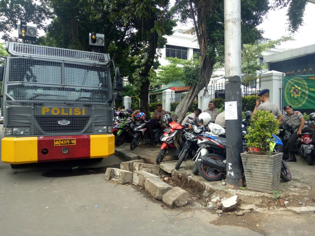 Membludak, Polisi Tutup Pintu Masuk Ruang Sidang Kasus Mirna