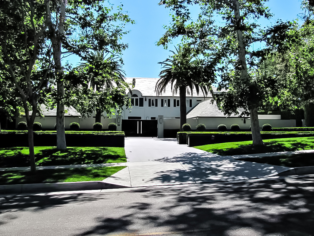 Rumah Hitam-Putih Simon Cowell yang Dijual Rp371 Miliar