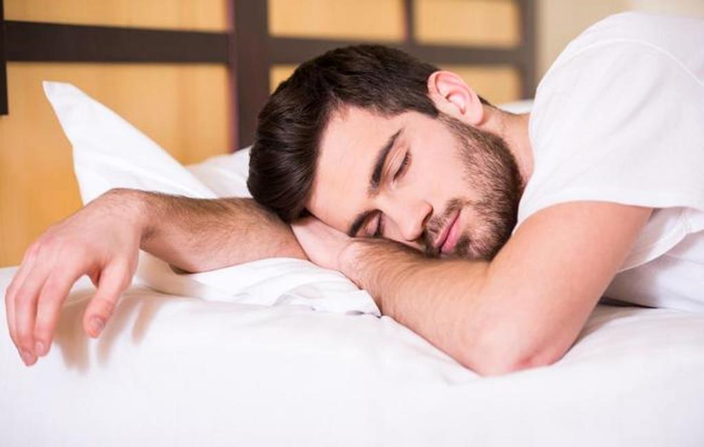 Tidur Tengkurap Picu Nyeri Punggung?