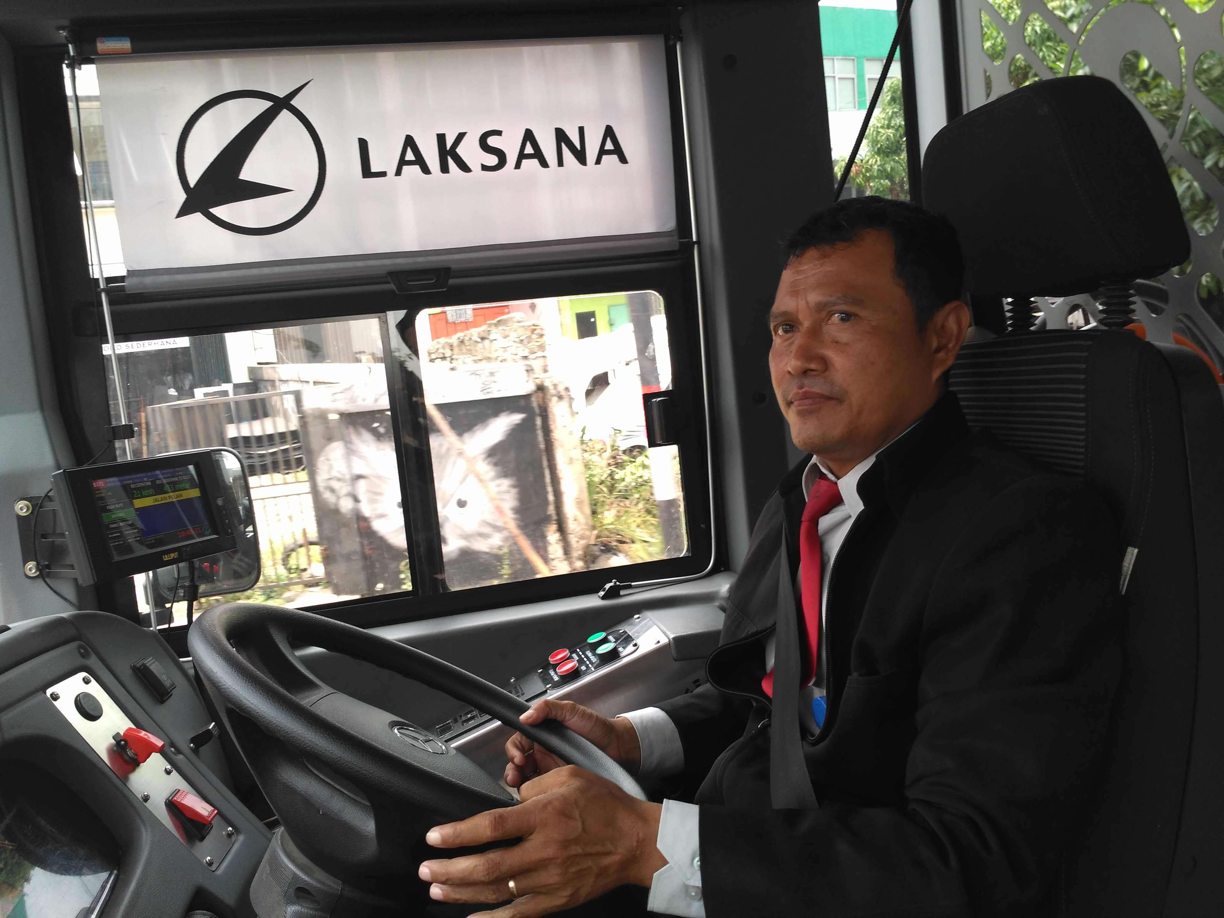 Sopir TransJakarta Koridor 13 Keluhkan Penerangan Jalan