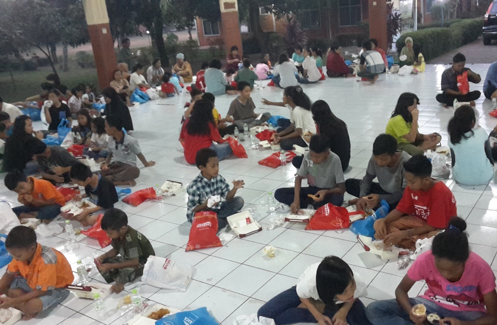 Outback Steakhouse Gelar Buka Puasa Bersama SOS Children Village