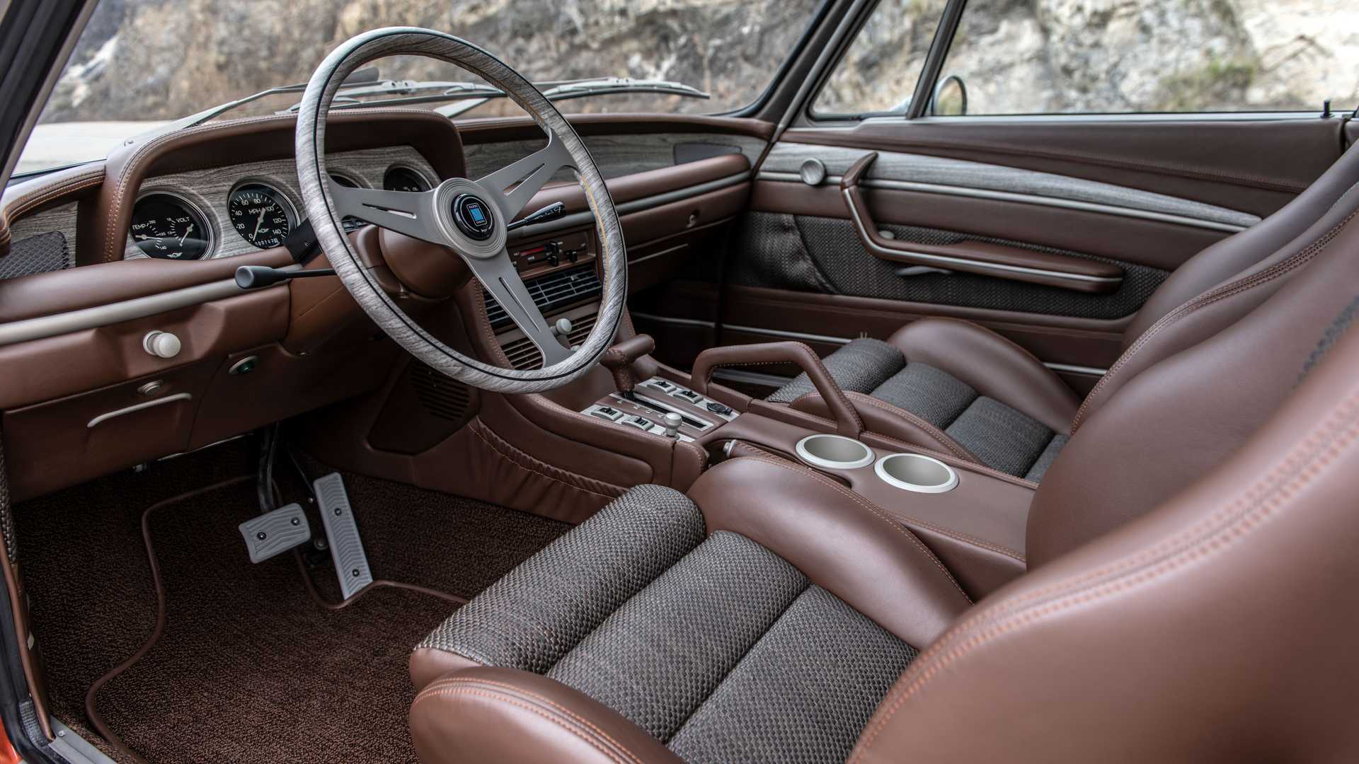 Robert Downey Jr Restorasi BMW Klasik, Makin Kece