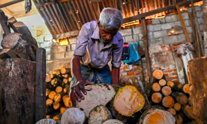 Krisis Parah, Warga Sri Lanka Kembali Memasak Gunakan Kayu Bakar